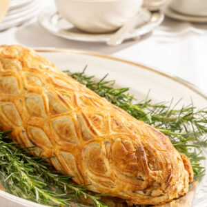 Beef Wellington com pistache, cogumelos e molho roti