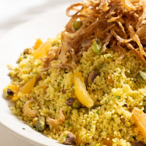 Couscous marroquino com damasco, cenoura, pistache, amêndoas laminadas e crispy de cebola 1Kg