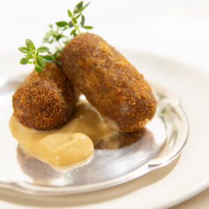 Mini croquete de vitela com dip dijonnaise