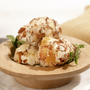 Esfera de creamcheese com damasco e amêndoas