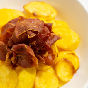 Mandioquinha assada ao azeite de tomilho e cripsy de parma