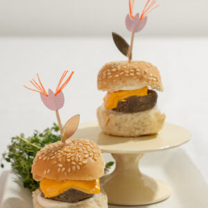 Mini cheeseburguer com cheddar e maionese artesanal