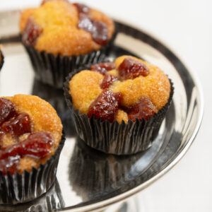Mini bolinho de fubá com goiabada