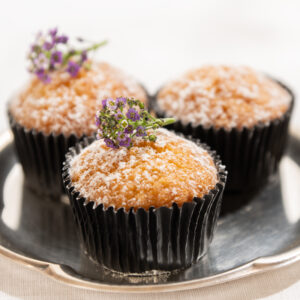 Mini muffin de laranja com neve de açúcar
