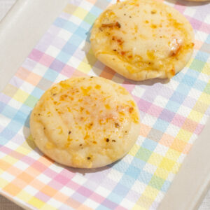 Mini pizza de muzzarela com tomate