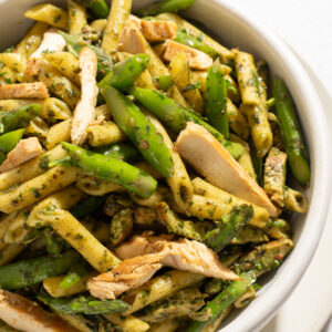Pasta salad com lascas de frango orgânico e aspargos ao pesto de manjericão 1Kg