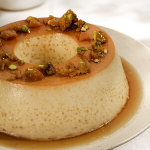 Pudim tradicional de leite com crocante de pistache