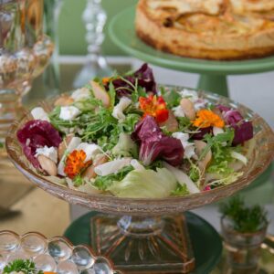 Mix de folhas com pera caramelada, queijo boursin, nozes pecan e caramelode balsâmico 1kG