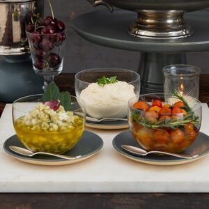 Seleção de antepastos:  tomate confit, tartar de alcachofra com manjericão e antepasto de roquefort