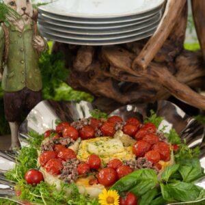 Torta de bacalhau gadus morhua com tomates e tapenade
