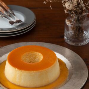 Pudim tradicional de leite com crocante de pistache