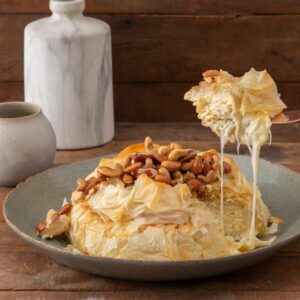 Brie folhado com mel e mix de nuts grande