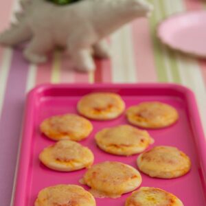 Mini pizza de muzzarela com tomate