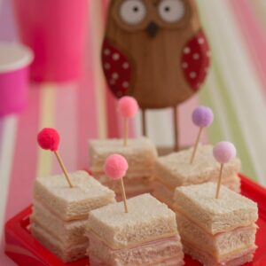 Mini pão de miga com presunto e queijo