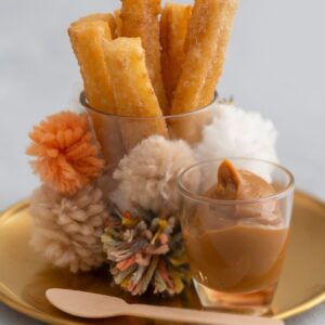 Mini churros com doce de leite