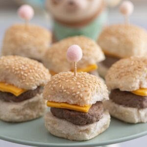 Mini cheeseburguer com cheddar e maionese artesanal