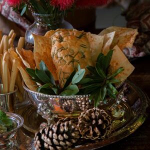 Seleção de pães de fermentação natural: (focaccia de alecrim, pão placa de parmesão e grissinis)