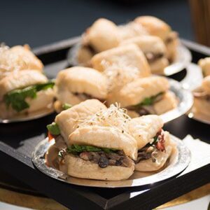 Mini ciabata com cogumelos grelhados e manjericão 50uni