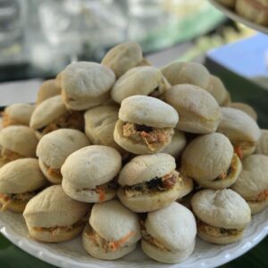 Mini ciabata com salpicão de frango com fios de cenoura 50uni