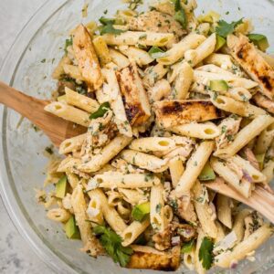 Pasta salad com lascas de frango orgânico e aspargos ao pesto de manjericão