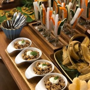 Salada de grãos nobres com tomates, edamame, cebola roxa, amêndoas e passas ao azeite de zátar 1KG
