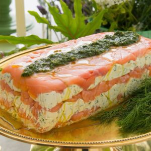 Terrine de salmão defumado com panacota de dill e seu pesto. Acompanha pão placa de parmesão Pequena