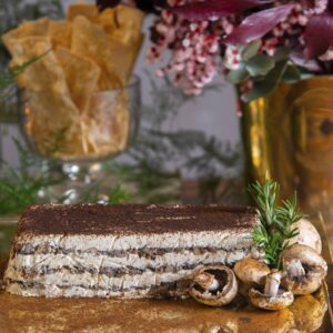 Terrine de cogumelos com areia de funghi. Acompanha pão placa de parmesão Pequena
