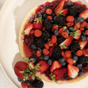 Cheseecake com frutas vermelhas e seu coulis