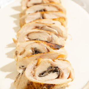 Espiral de peito de frango recheado com parma, muçarela e cogumelos ao molho sauvignon blanc