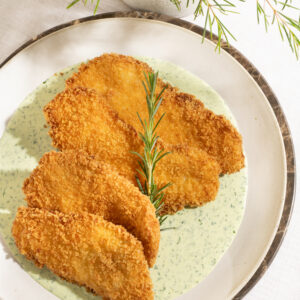 Filé de peito de frango empanado com creme de espinafre