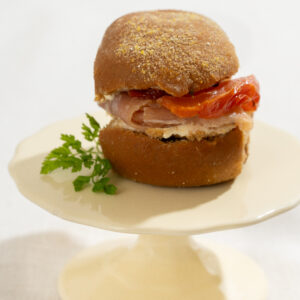 Mini australiano com parma, tomate assado e cream cheese