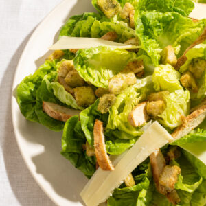 Salada Caesar (alface romana, lascas de frango grelhado, molho caesar, croutons e fitas de parmesão) 1Kg